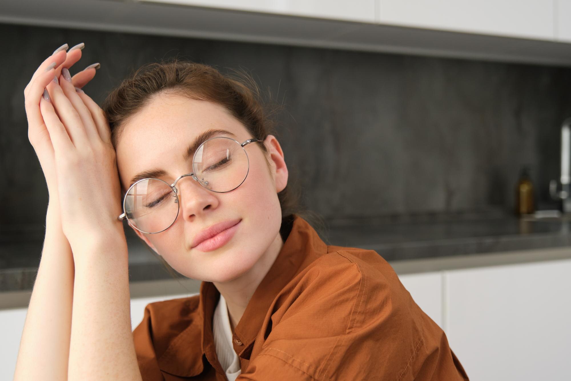 Persona con postura de cansancio frente a pantalla en entorno de trabajo